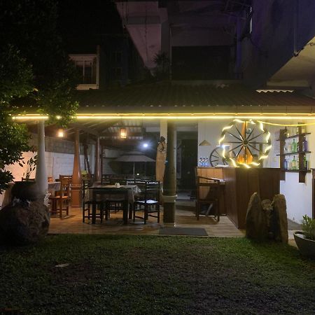 Bed and Breakfast Ceylon Surf Guest And Restaurant Weligama Esterno foto