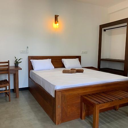 Bed and Breakfast Ceylon Surf Guest And Restaurant Weligama Esterno foto