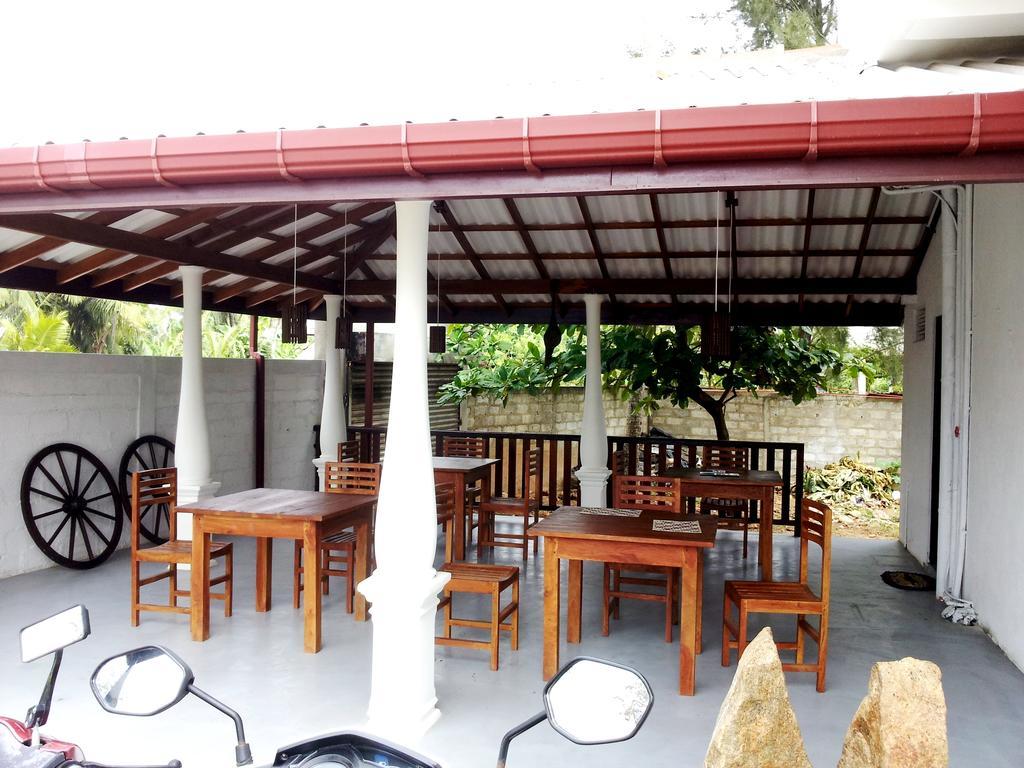 Bed and Breakfast Ceylon Surf Guest And Restaurant Weligama Esterno foto