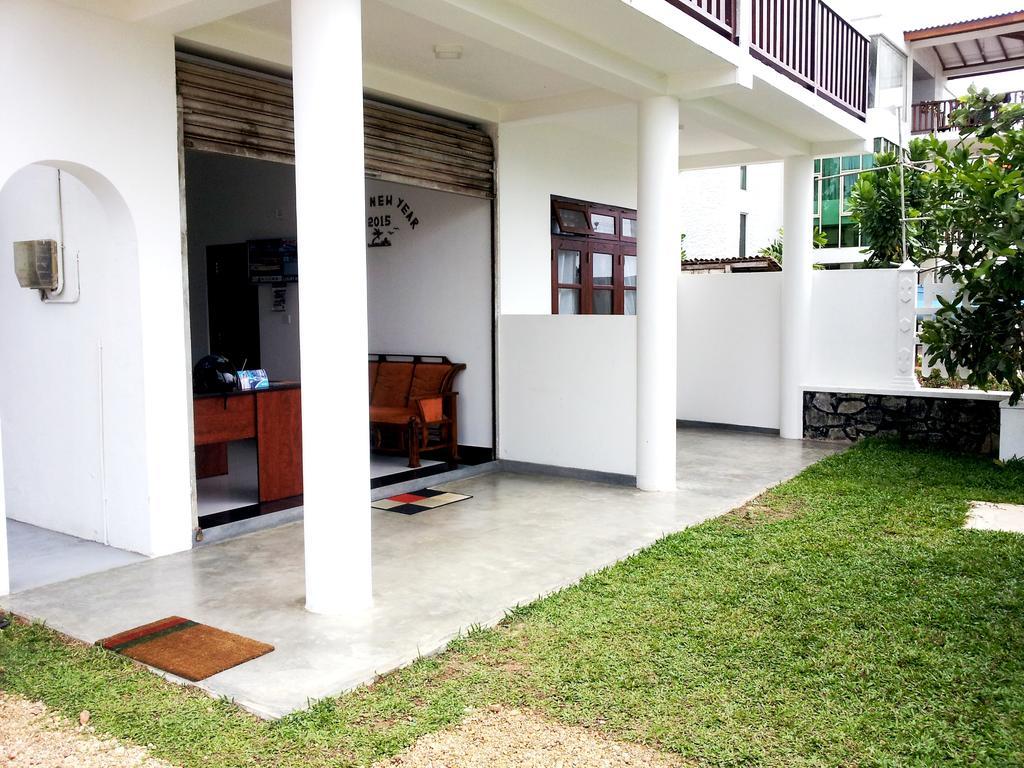 Bed and Breakfast Ceylon Surf Guest And Restaurant Weligama Esterno foto