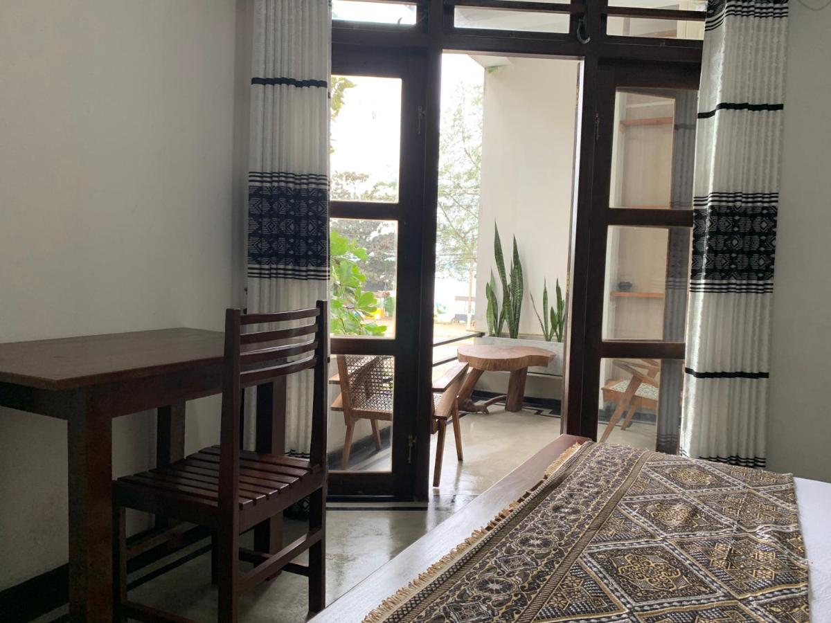 Bed and Breakfast Ceylon Surf Guest And Restaurant Weligama Esterno foto