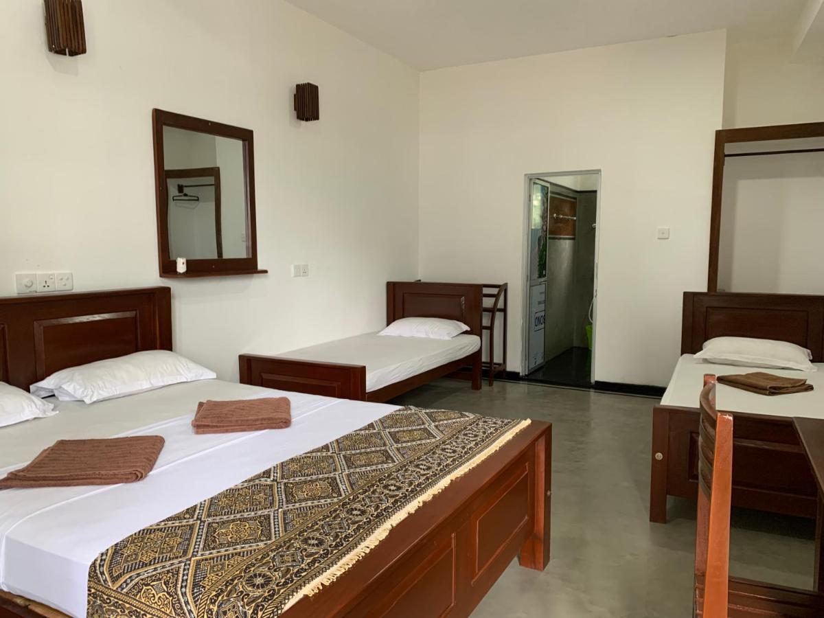 Bed and Breakfast Ceylon Surf Guest And Restaurant Weligama Esterno foto
