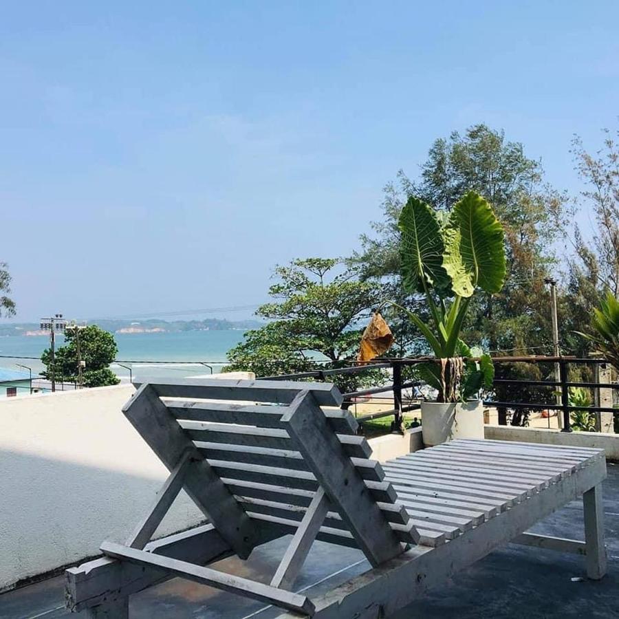 Bed and Breakfast Ceylon Surf Guest And Restaurant Weligama Esterno foto