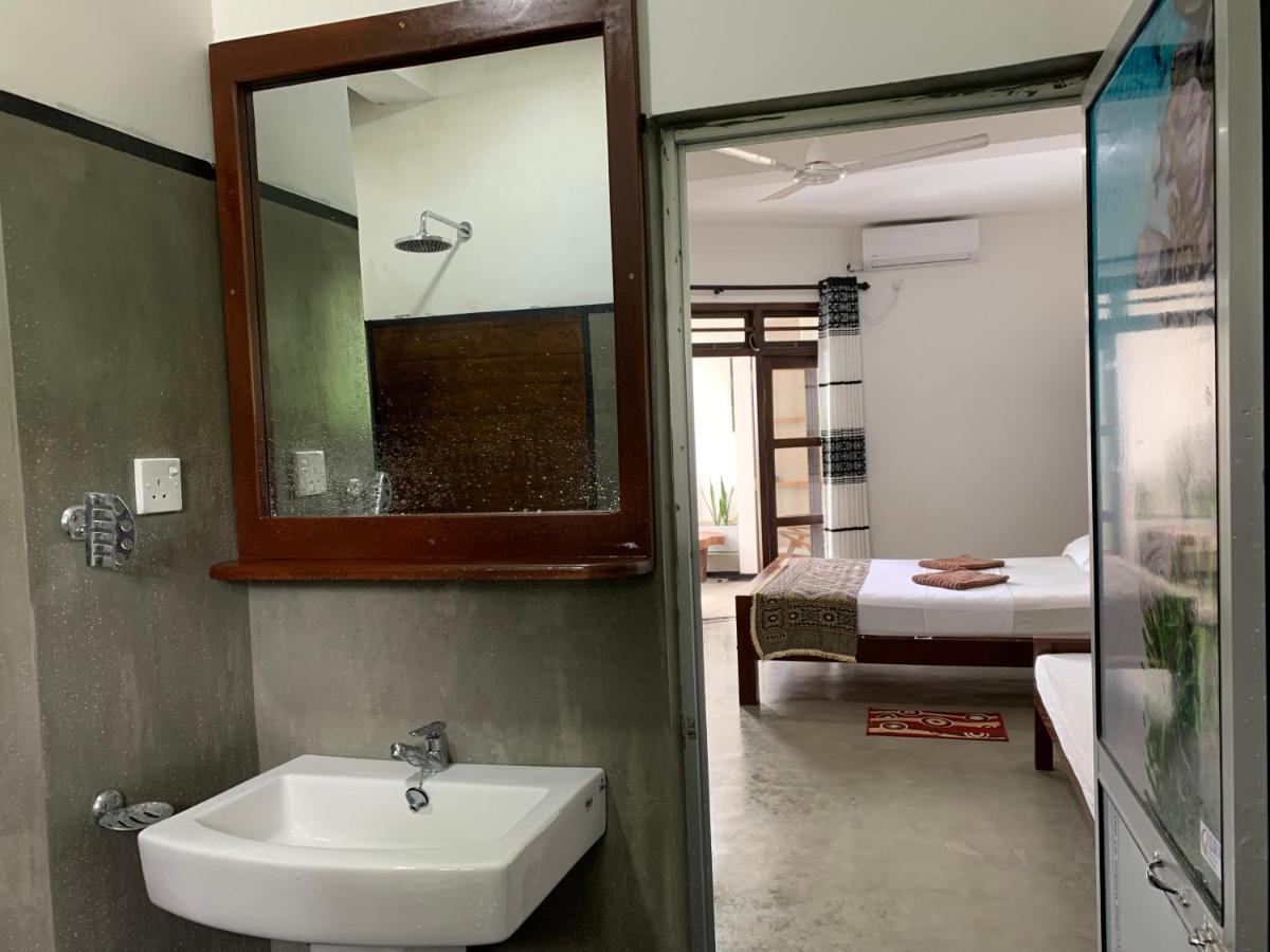 Bed and Breakfast Ceylon Surf Guest And Restaurant Weligama Esterno foto