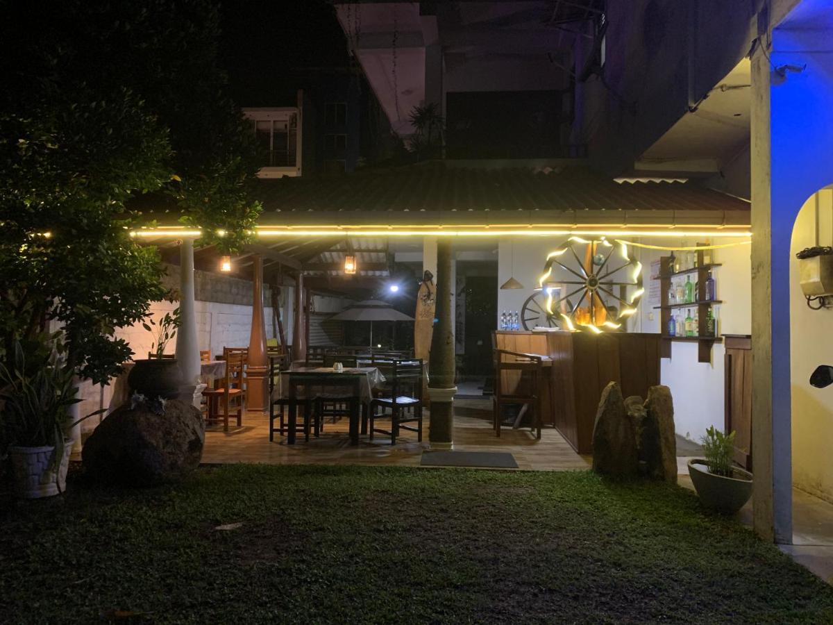 Bed and Breakfast Ceylon Surf Guest And Restaurant Weligama Esterno foto