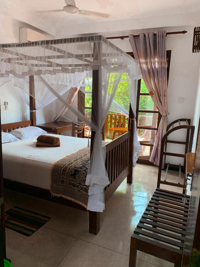 Bed and Breakfast Ceylon Surf Guest And Restaurant Weligama Esterno foto