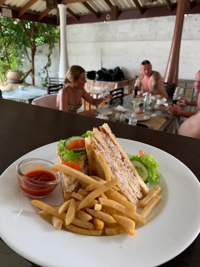 Bed and Breakfast Ceylon Surf Guest And Restaurant Weligama Esterno foto
