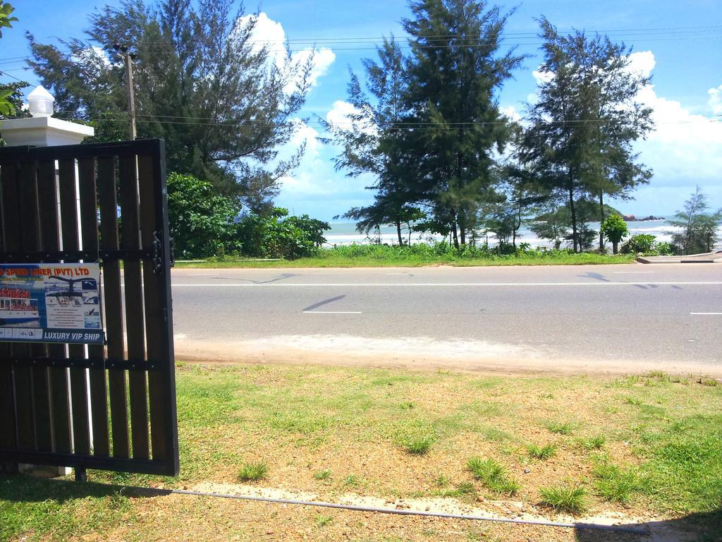 Bed and Breakfast Ceylon Surf Guest And Restaurant Weligama Esterno foto