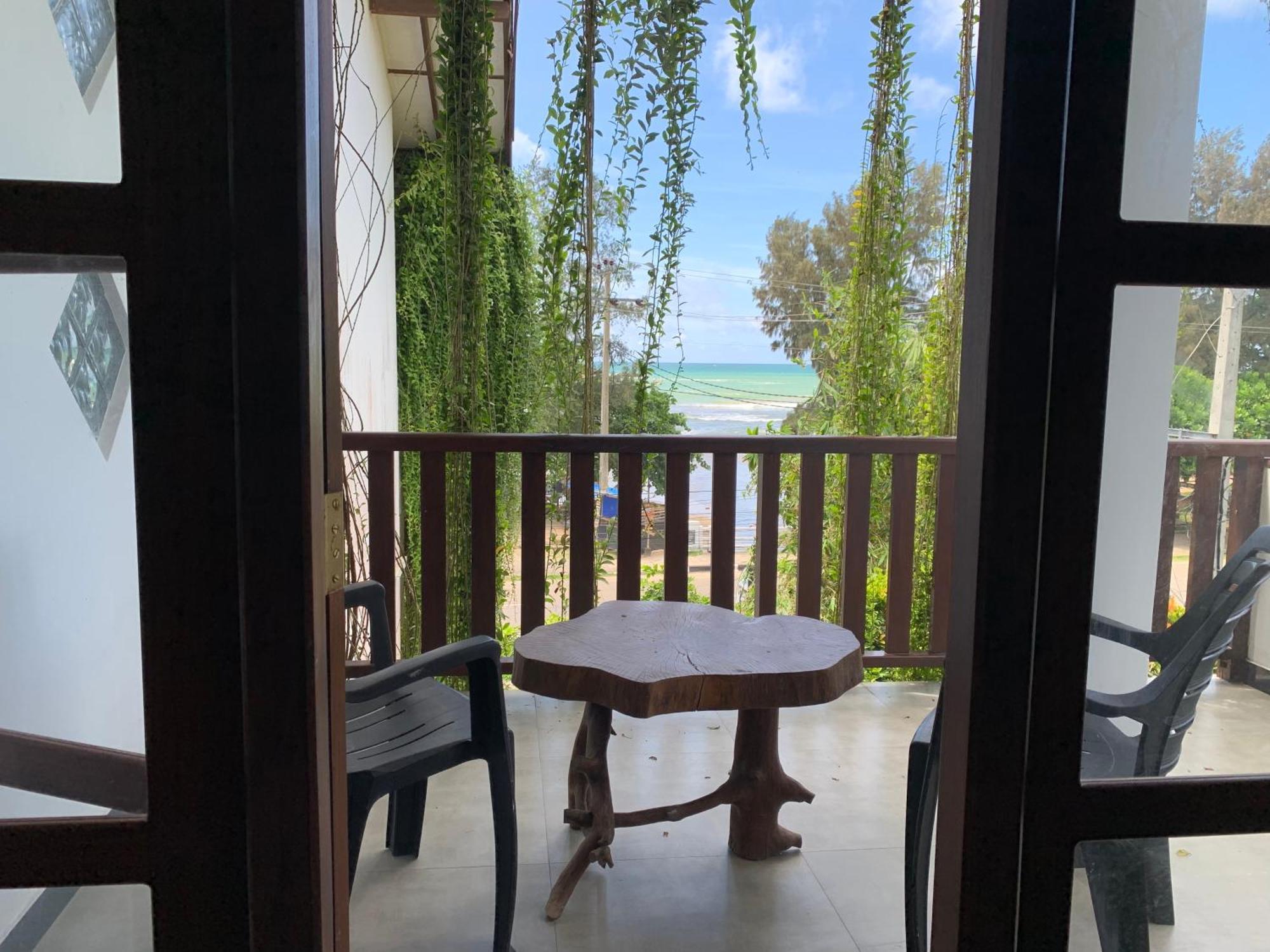 Bed and Breakfast Ceylon Surf Guest And Restaurant Weligama Esterno foto
