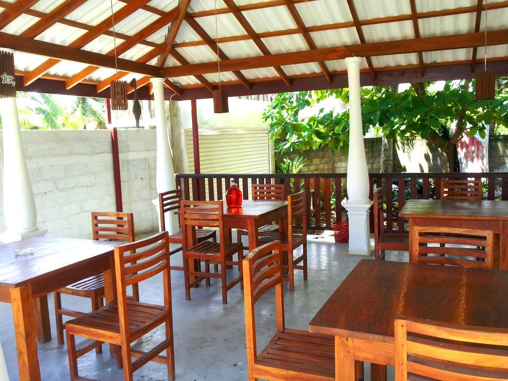 Bed and Breakfast Ceylon Surf Guest And Restaurant Weligama Esterno foto