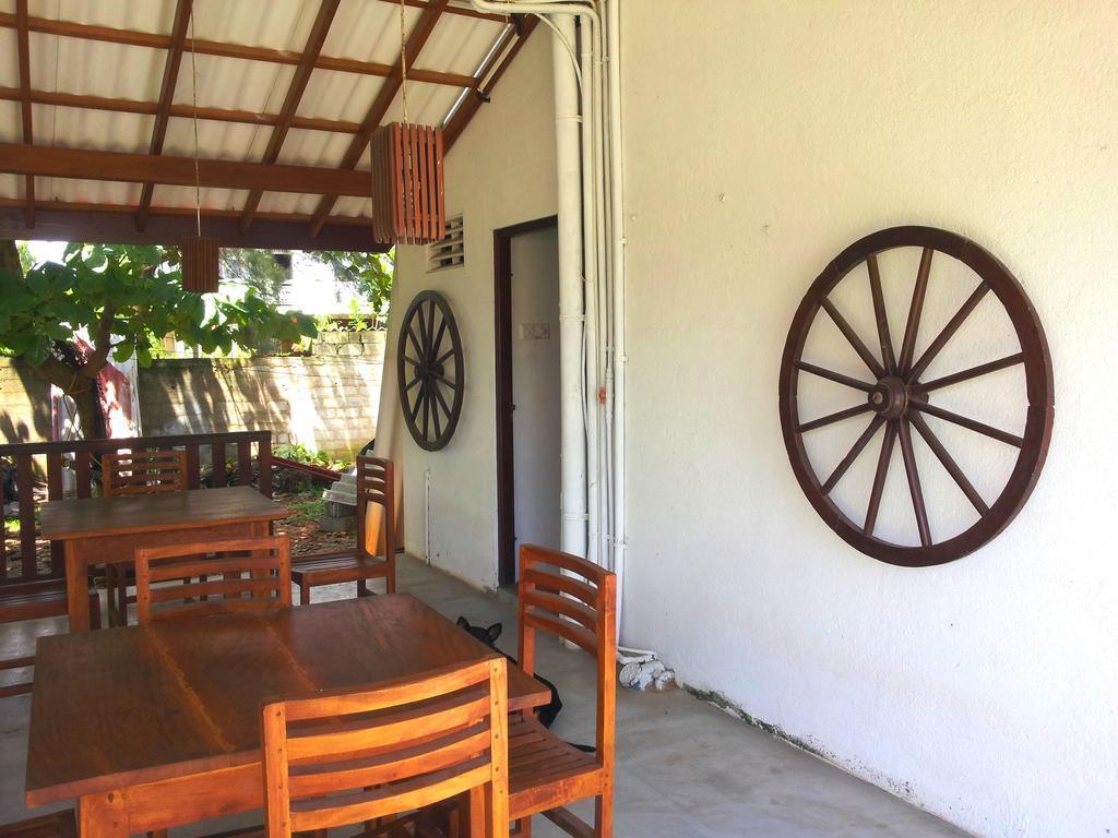Bed and Breakfast Ceylon Surf Guest And Restaurant Weligama Esterno foto