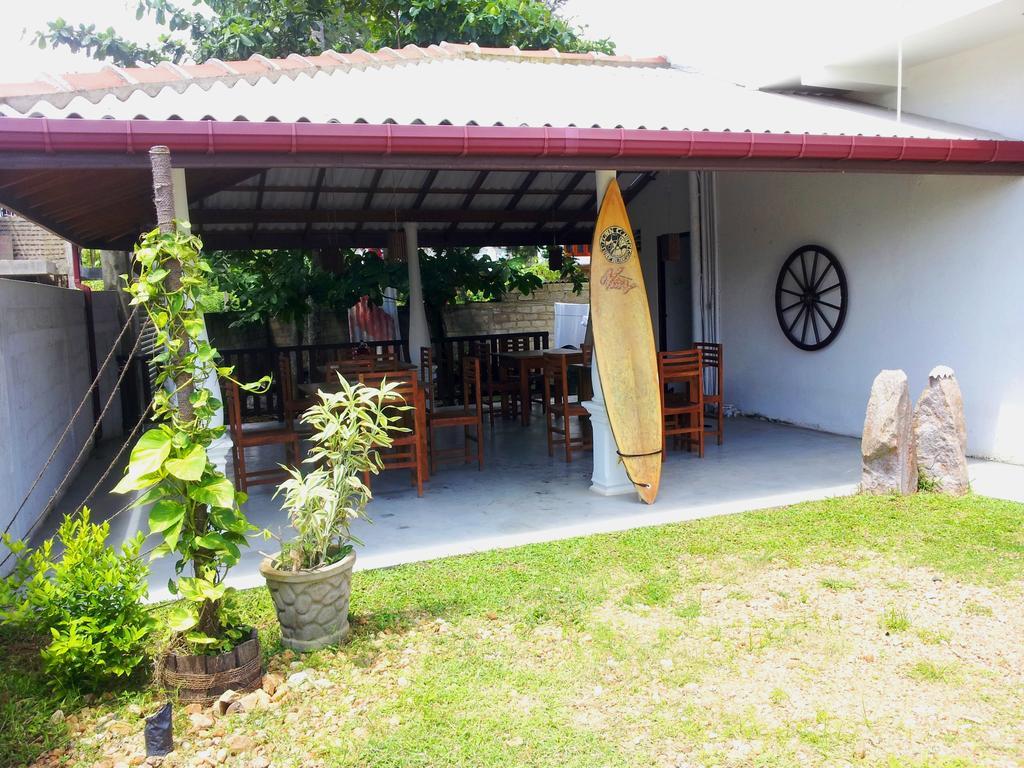 Bed and Breakfast Ceylon Surf Guest And Restaurant Weligama Esterno foto