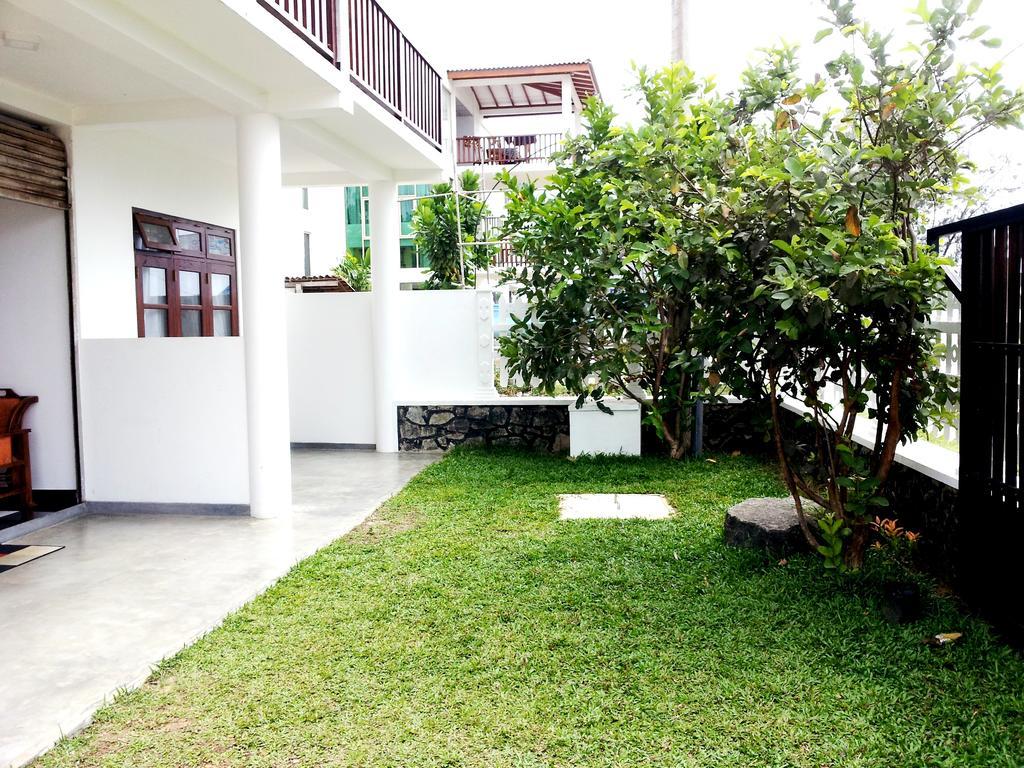 Bed and Breakfast Ceylon Surf Guest And Restaurant Weligama Esterno foto
