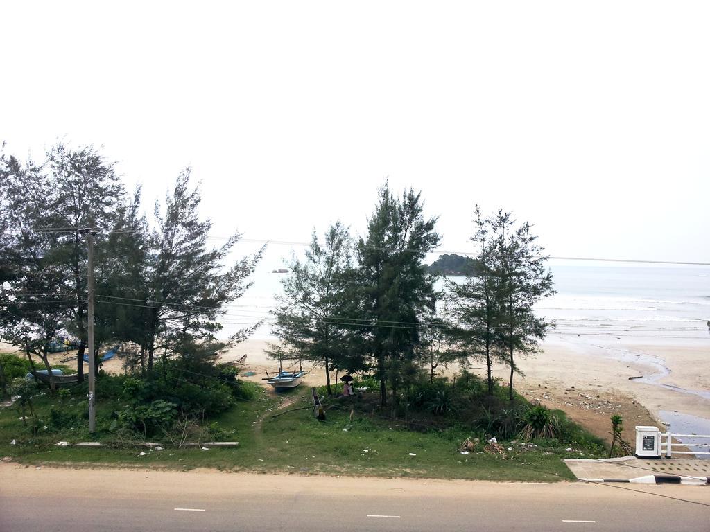 Bed and Breakfast Ceylon Surf Guest And Restaurant Weligama Esterno foto