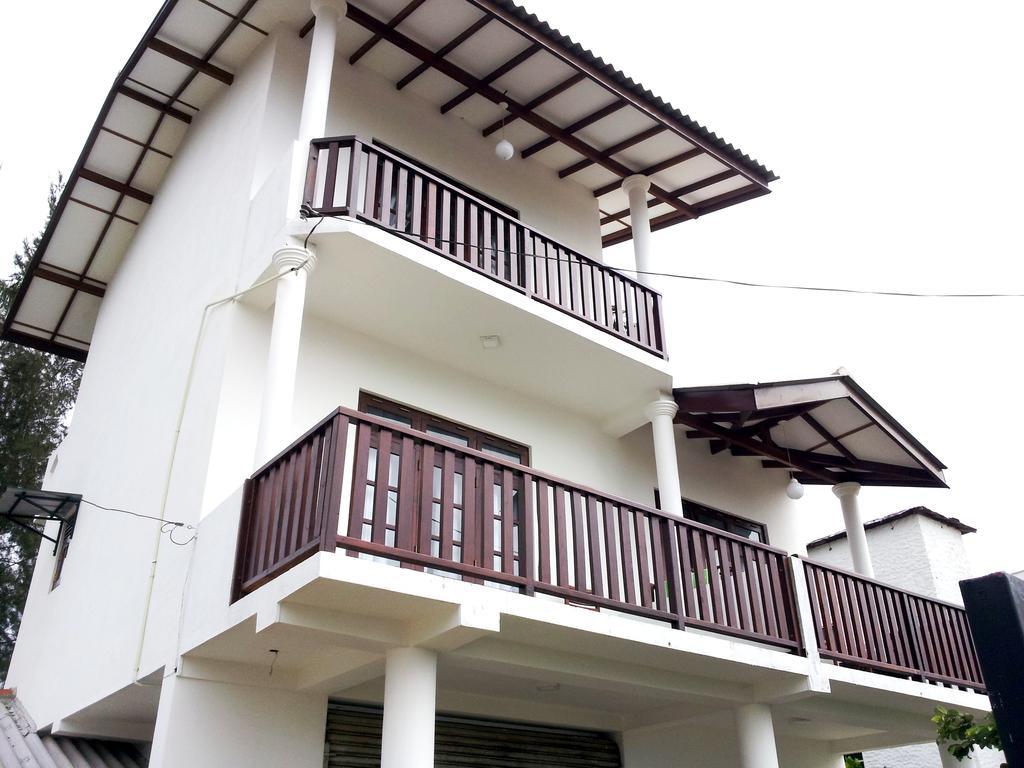 Bed and Breakfast Ceylon Surf Guest And Restaurant Weligama Esterno foto