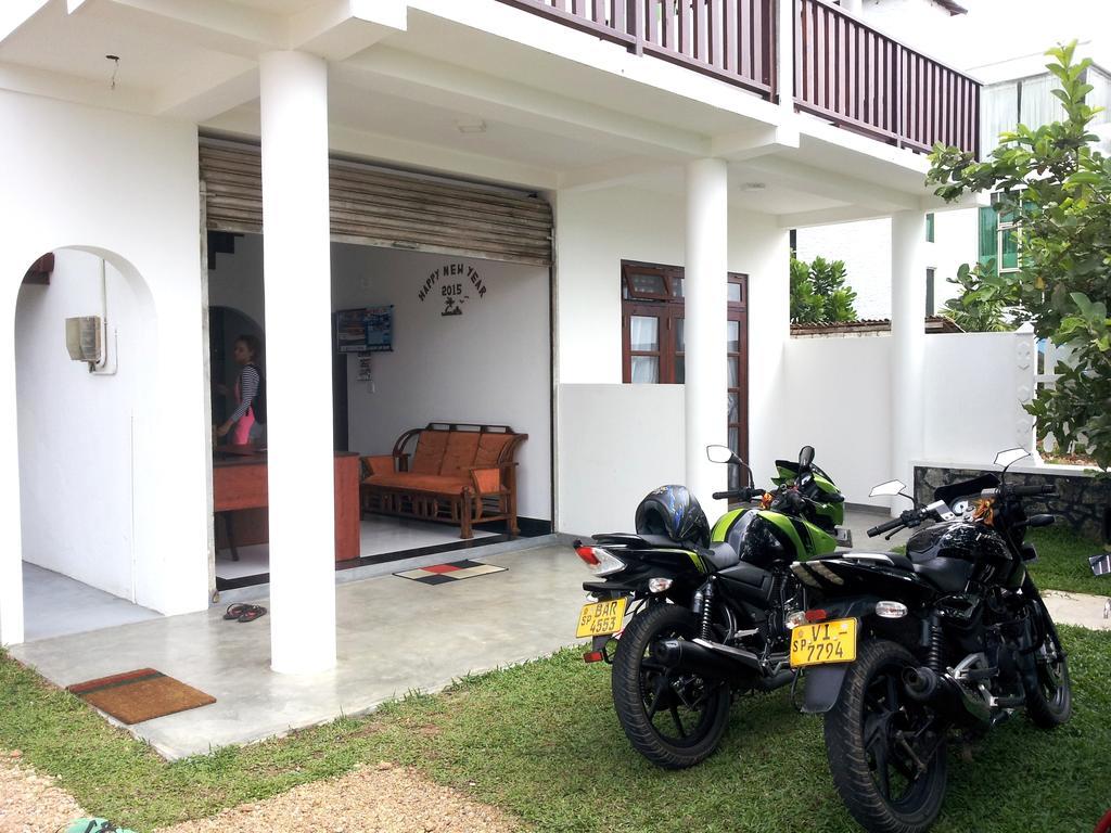 Bed and Breakfast Ceylon Surf Guest And Restaurant Weligama Esterno foto