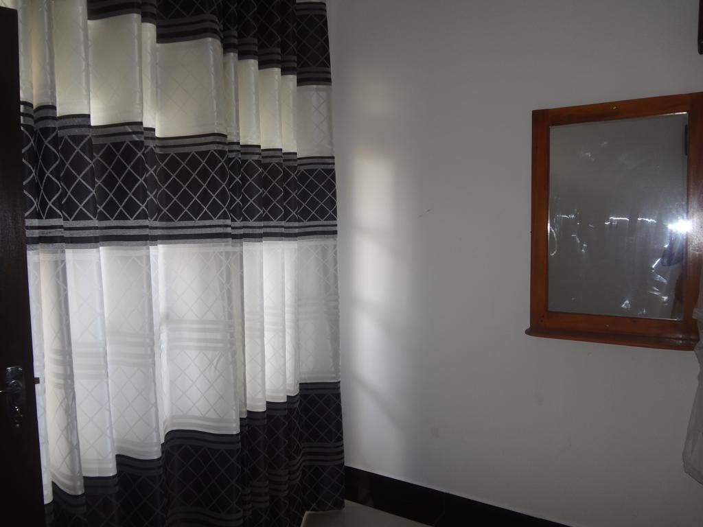 Bed and Breakfast Ceylon Surf Guest And Restaurant Weligama Esterno foto
