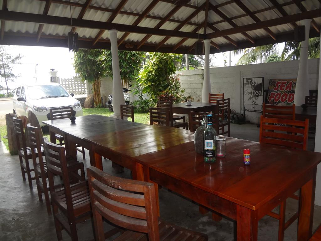 Bed and Breakfast Ceylon Surf Guest And Restaurant Weligama Esterno foto
