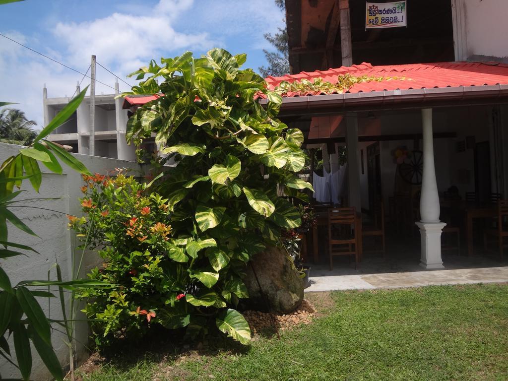 Bed and Breakfast Ceylon Surf Guest And Restaurant Weligama Esterno foto