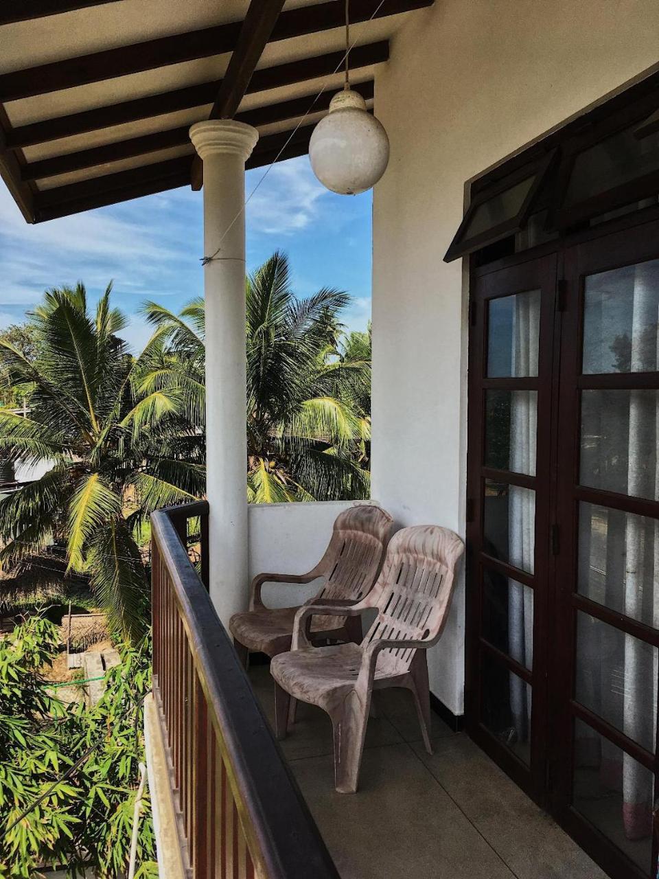 Bed and Breakfast Ceylon Surf Guest And Restaurant Weligama Esterno foto