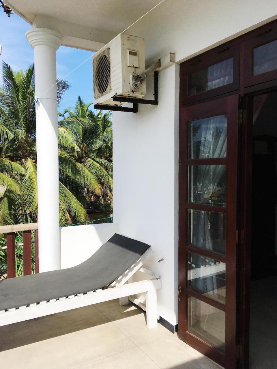 Bed and Breakfast Ceylon Surf Guest And Restaurant Weligama Esterno foto