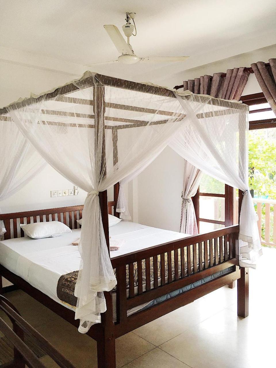 Bed and Breakfast Ceylon Surf Guest And Restaurant Weligama Esterno foto