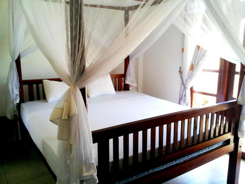 Bed and Breakfast Ceylon Surf Guest And Restaurant Weligama Esterno foto